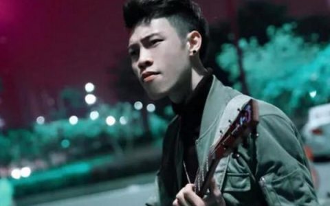 凭借一首歌赚上亿，走红之后买房买车，但依然坚持音乐的创作！