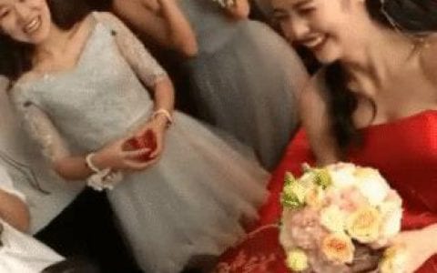 被称抖阴“最美新娘” 伴娘也很惊艳