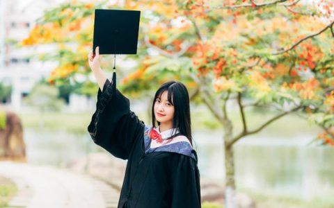 抖阴时光的河入海流终于我们分头走是什么歌，凤凰花开的路口歌曲介绍