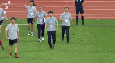 球迷恶搞李霄鹏带头大哥步伐，意外走红，配上古惑仔音乐毫无违和感！