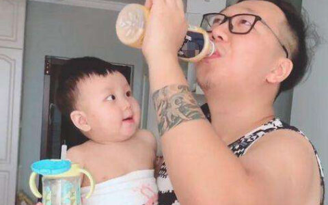 奶爸言传身教哄娃喝水走红，萌娃模仿甚是可爱
