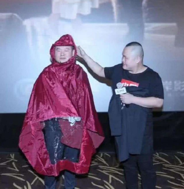 岳云鹏与撞脸烧烤哥见面,还穿同款雨衣为新片做宣传图 岳云鹏与撞脸烧烤哥见面,还穿同款雨衣为新片做宣传图