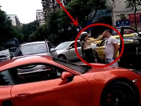 重庆保时捷女司机猛扇男司机耳光，男司机反手一巴掌，帽子直接被打飞图