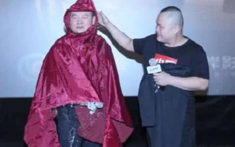 岳云鹏与撞脸烧烤哥见面，还穿同款雨衣为新片做宣传