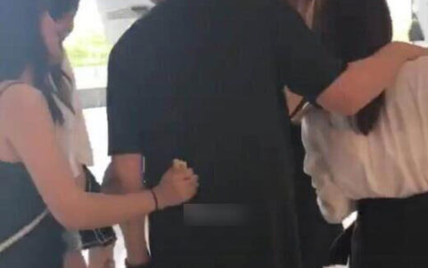 王思聪右手搭一白衣美女，转头又与后面两位小姐姐谈笑风生