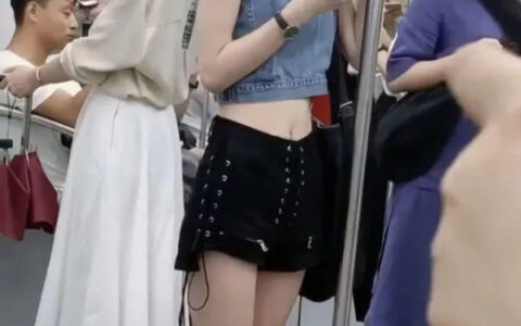 将裤子穿成了“鞋面”的地铁美女突然走红，短裤已成潮流！