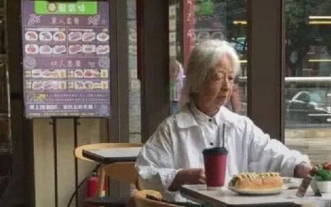抖阴最优雅老奶奶走红，年近百岁西餐厅独自用餐，网友：岁月美人