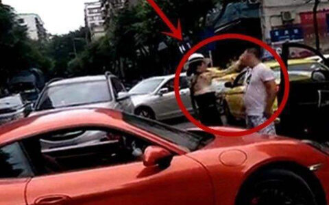 重庆保时捷女司机猛扇男司机耳光，男司机反手一巴掌，帽子直接被打飞