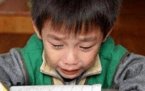 实力坑娃，小学生名字竟然88个笔划，别人都交卷了他名字还没写好！