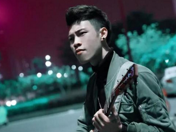 凭借一首歌赚上亿，走红之后买房买车，但依然坚持音乐的创作！