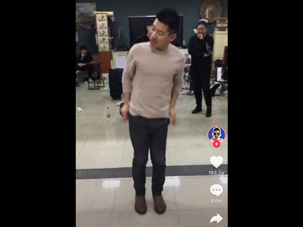 抖阴超火的夹腿伸手歪头BGM是什么歌，夹腿舞背景音乐哈尼宝贝介绍