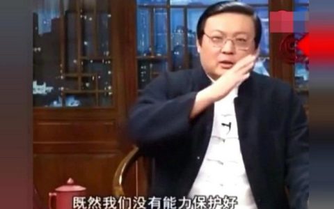 抖阴滑板视频,抖阴两只斗牛犬玩滑板视频，一只最后掉进水里，视...