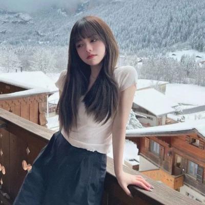 女孩只有快乐运气才会好(长发飘飘的温柔女头很灵动)图1