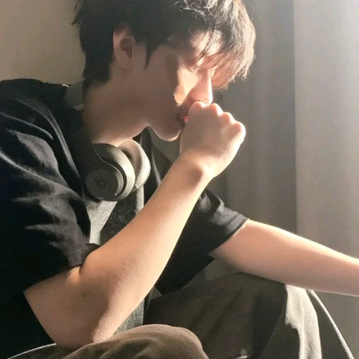 别浪费时间在不值一提的事情上(很干净的又很帅气的男生魅力头像)图4