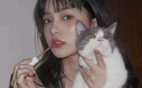 你一定是某个人翘首以盼的惊喜(女生抱动物头像可爱萌最新)