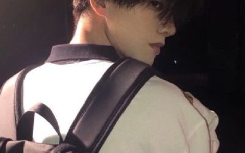 看着别人的故事流着自己的眼泪(成熟又很高级的男生魅力头像)