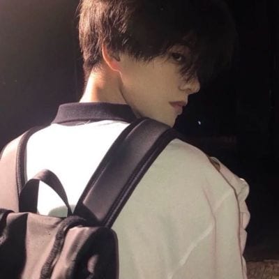 看着别人的故事流着自己的眼泪(成熟又很高级的男生魅力头像)