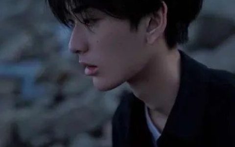 趁着这场日落将隐晦的爱意说最尽兴(冷系好看的也很帅气的男生头像)