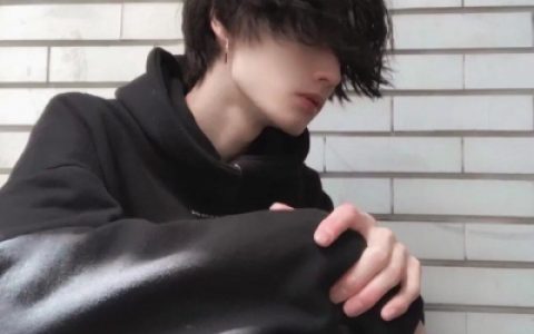 眼睛可以近视目光不能短浅(ins气质高冷男生头像简约干净)