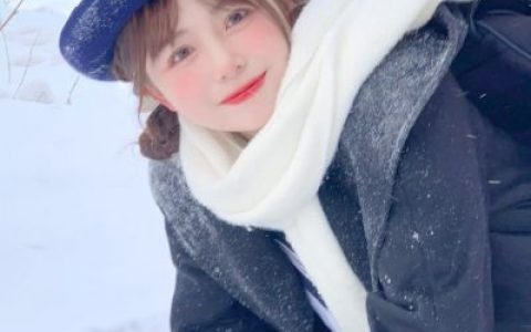 别因为投多了硬币而坐过了站(雪地里的少女好看又精致的美女头像)