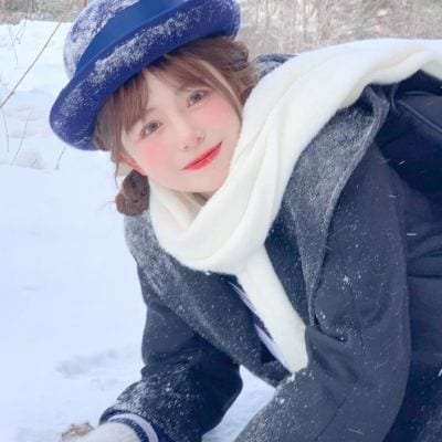 别因为投多了硬币而坐过了站(雪地里的少女好看又精致的美女头像)