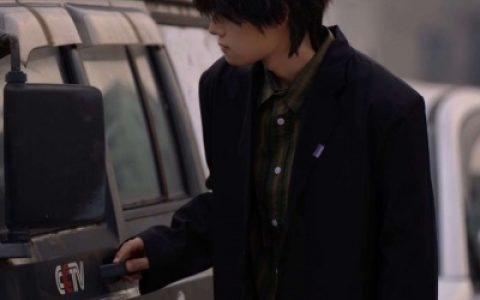 有一些话我听了会很开心但不会信(看不出来是网图的男生挡脸真人头像)