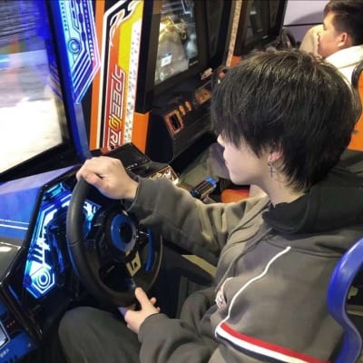 如果你有空就陪我过春天吧(很潮流的帅气酷酷男生微博头像)
