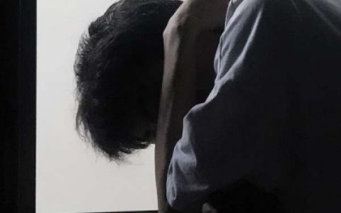 我不知该如何对你哭对你笑(伤感忧郁的男生头像最新)