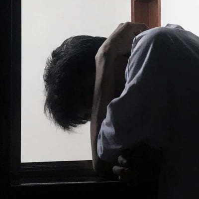 我不知该如何对你哭对你笑(伤感忧郁的男生头像最新)