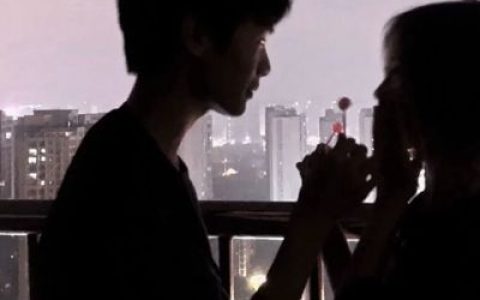 露出点马脚吧让我感觉你也在想我(很甜很撩的幸福的情侣头像)