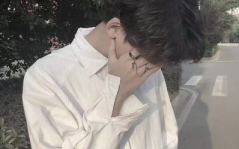 落叶的位置谱出一首诗(长相眉清目秀的男生头像)