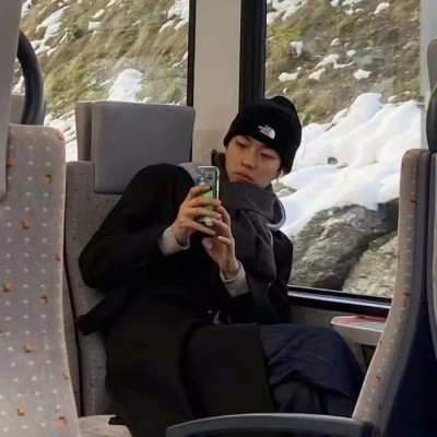 没有饮过很烈的酒却放弃过很爱的人(很丧很绝望的男生头像孤独)图
