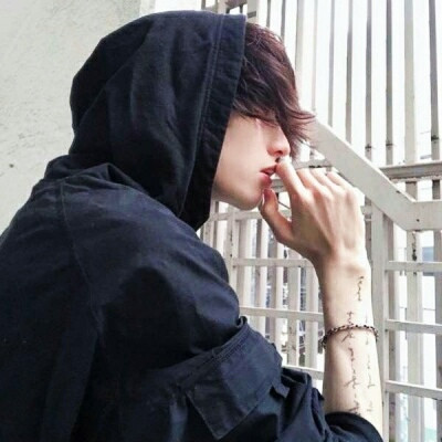 没有饮过很烈的酒却放弃过很爱的人(很丧很绝望的男生头像孤独)图1