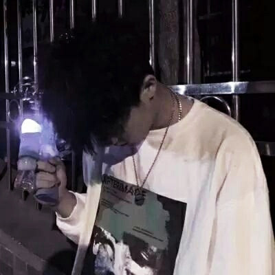 没有饮过很烈的酒却放弃过很爱的人(很丧很绝望的男生头像孤独)图3