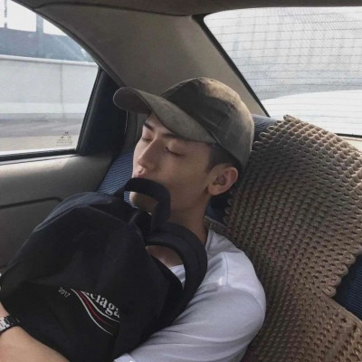 没有饮过很烈的酒却放弃过很爱的人(很丧很绝望的男生头像孤独)图7