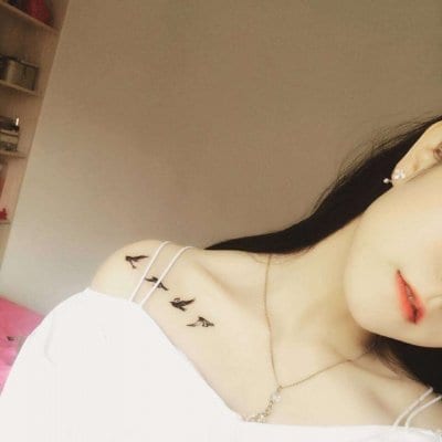 话卡在喉咙里进退两难(快手半身头像女生性感衬衫锁骨)
