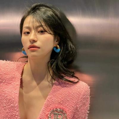 爱你且感觉到被你所爱太美好了(气质与众不同的甜妹头像真人)图9