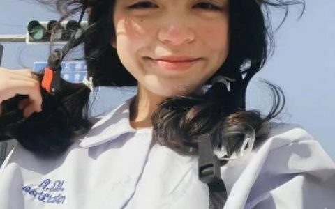 垃圾情绪要定时清理(气质出众的女生头像很火)