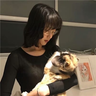 奋斗正当时要么玩命要么逃避(女生和猫狗在一起的头像)