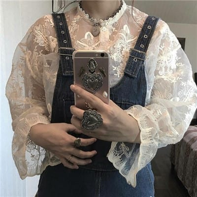 听着歌想念一个人心痛也不说(拿手机拍照女生头像可爱甜美)