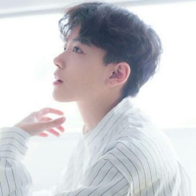 把快乐放外面快乐放心里(最新帅气男生头像真人)