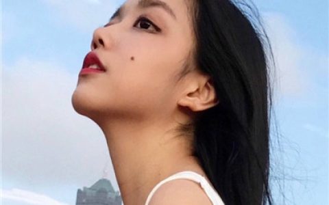 安静的一个人思考着人生(网红美女陌陌头像好看大图)