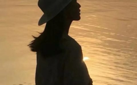 可以对我好点吗我真的不想喜欢别人(一人一半一男一女情侣头像真人)