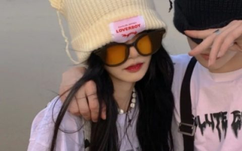 有时候活的太清醒真的不是一件好事(真人一左一右超级甜蜜的情侣头像)