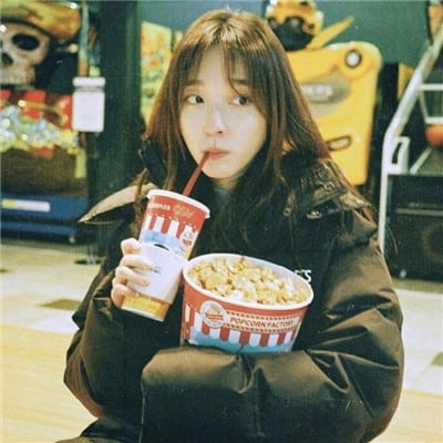 抽烟吗喝酒吗讲故事吗(元气满满可爱美少女头像)