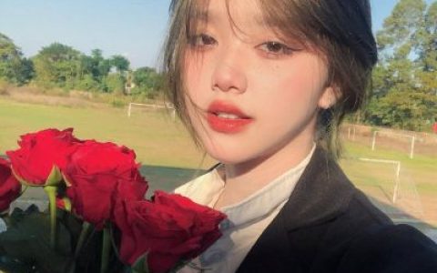 要是晚上有早上那么困就好了(很好看手捧鲜花的美女头像合集)