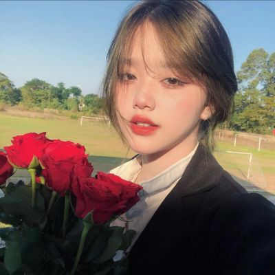 要是晚上有早上那么困就好了(很好看手捧鲜花的美女头像合集)