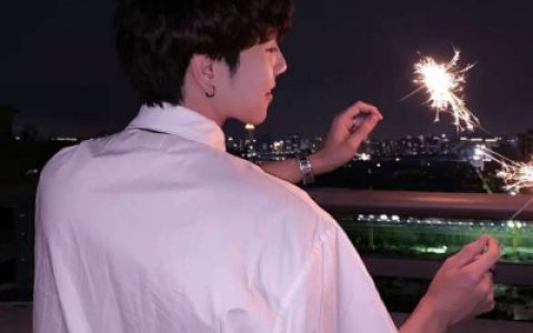 手拿烟花棒的男生头像(最新男生头像伤感唯美大全)
