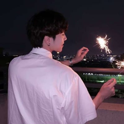 手拿烟花棒的男生头像(最新男生头像伤感唯美大全)