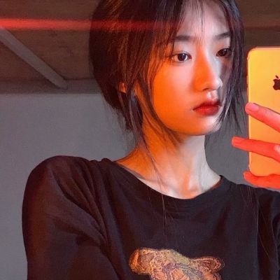 念旧的人总是活的像个拾荒者(让人一见钟情的氛围感女生头像)